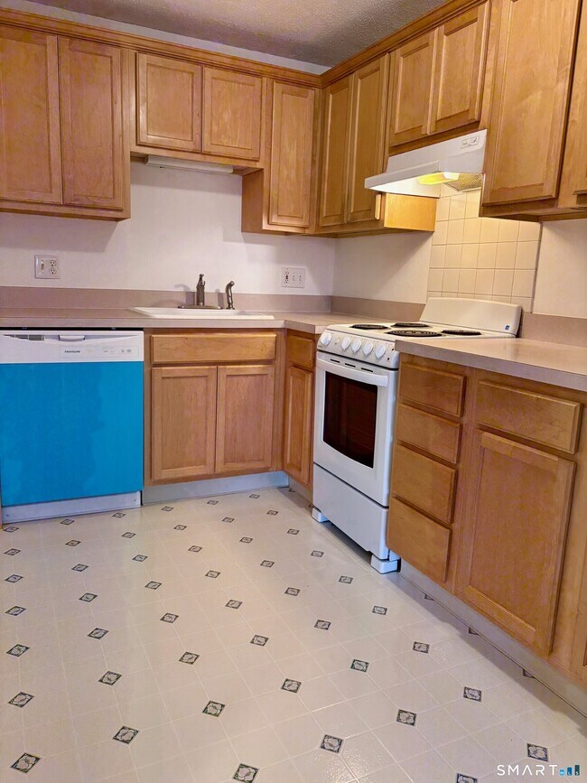 Building Photo - 204 Towne House Rd