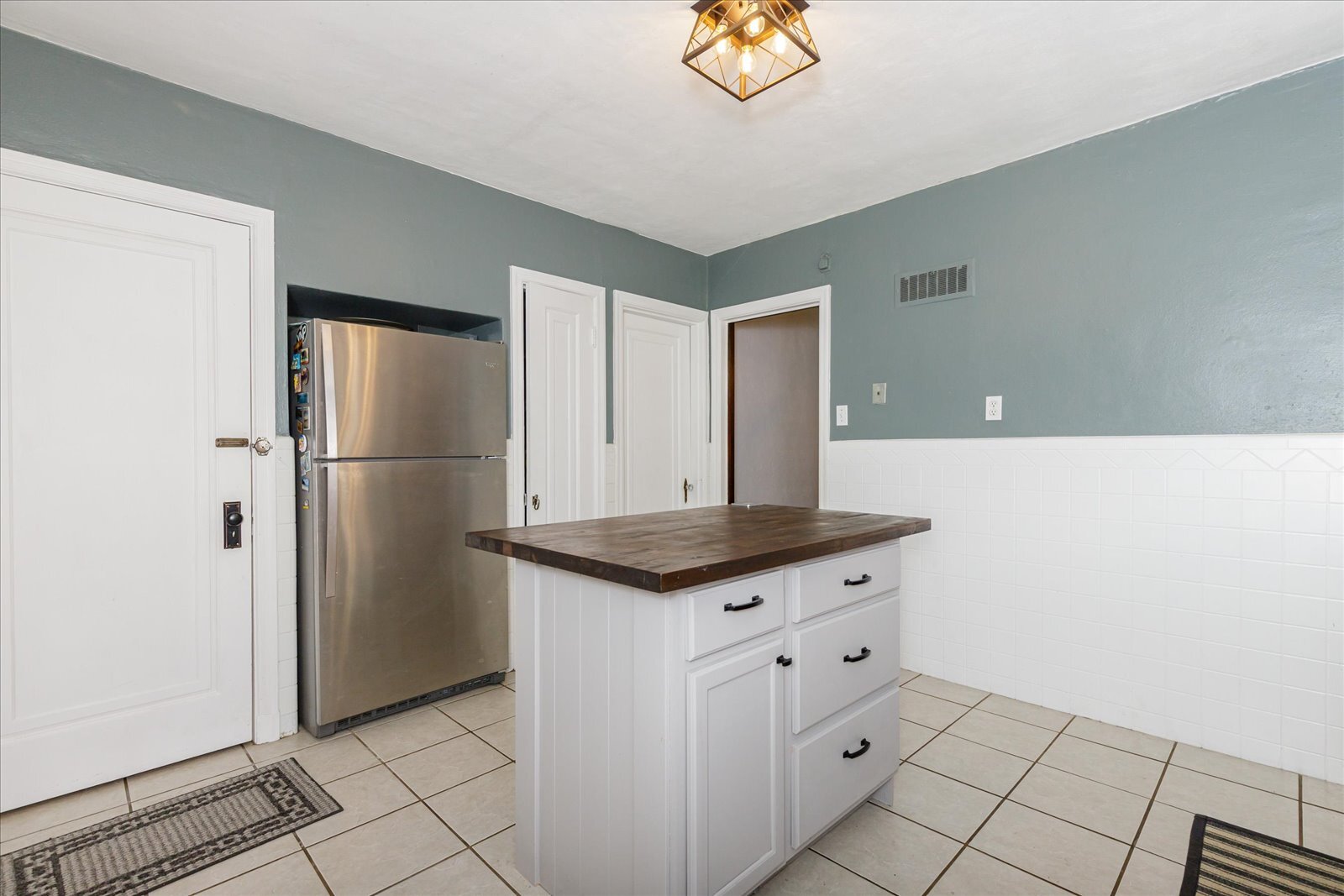 Building Photo - 6525 Tholozan Ave