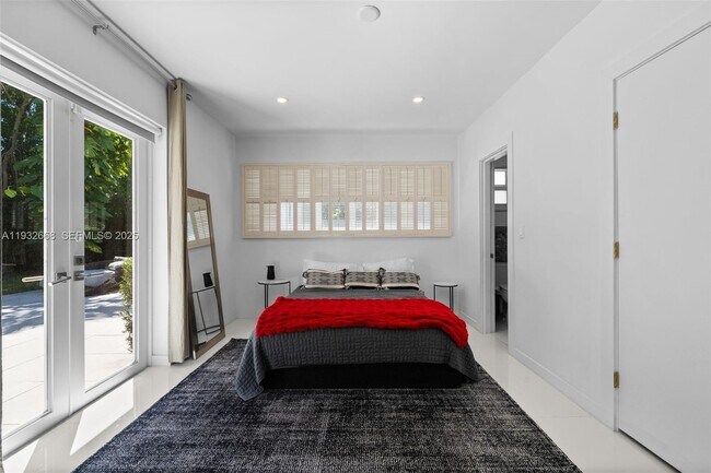 Building Photo - 5055 N Bay Rd