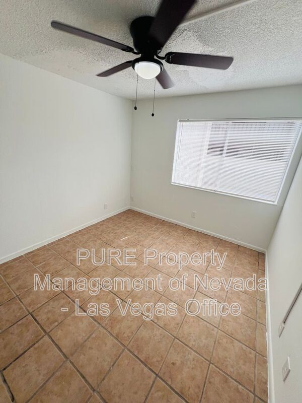 Building Photo - 1405 E Vegas Valley Dr