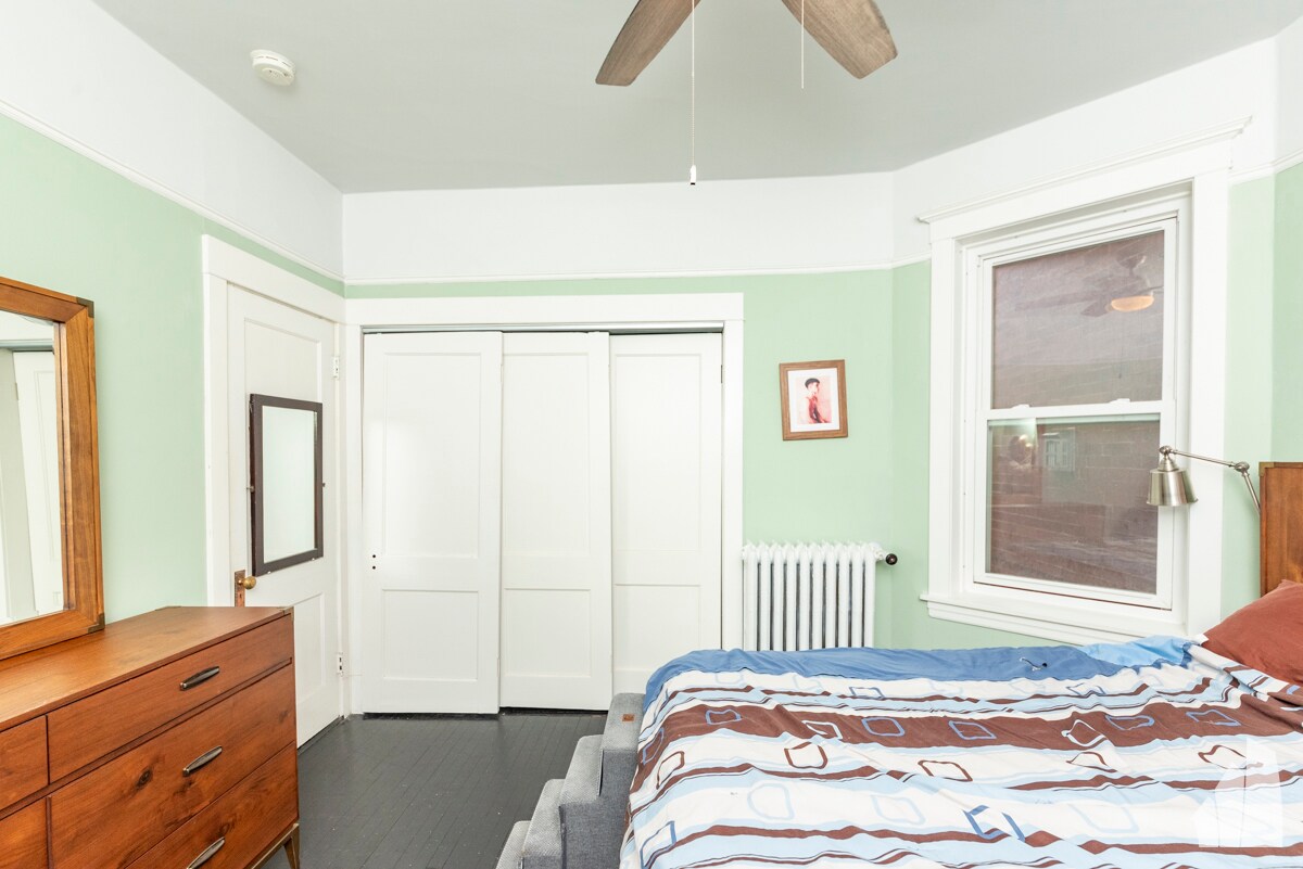 Building Photo - 842 W Waveland Ave