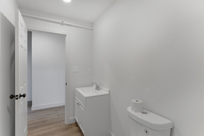 Building Photo - 2303 Parkview Ave