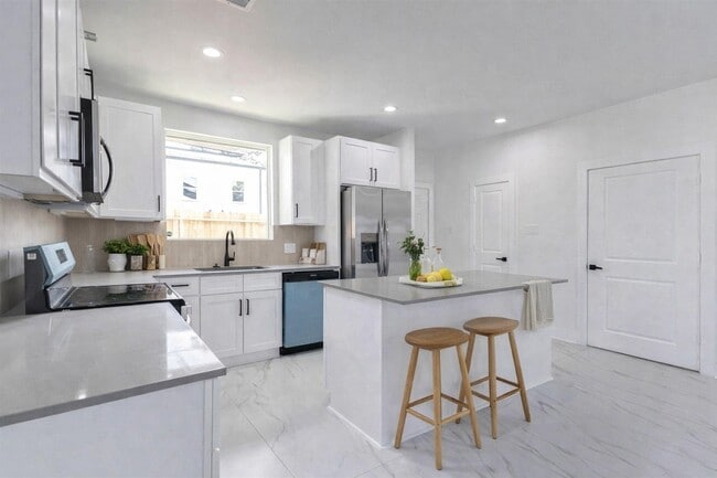 Building Photo - 5912 Mayle St