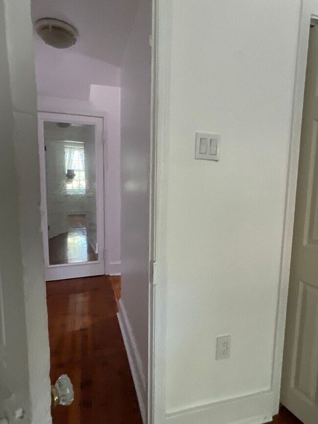 Building Photo - 624 Catharine St