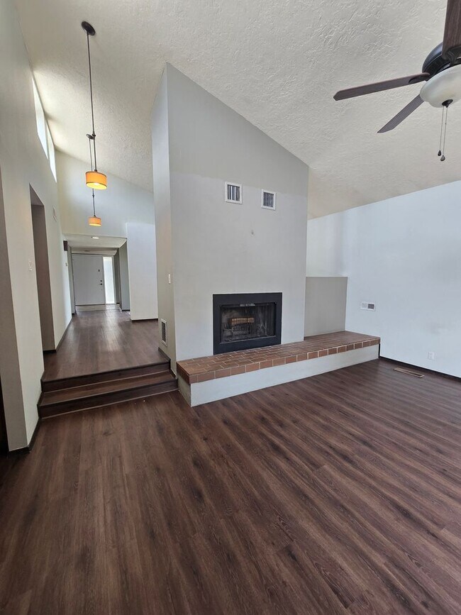 Building Photo - 2 bedroom, 2 bath in NE