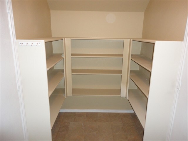 Building Photo - 937 Iona Dr