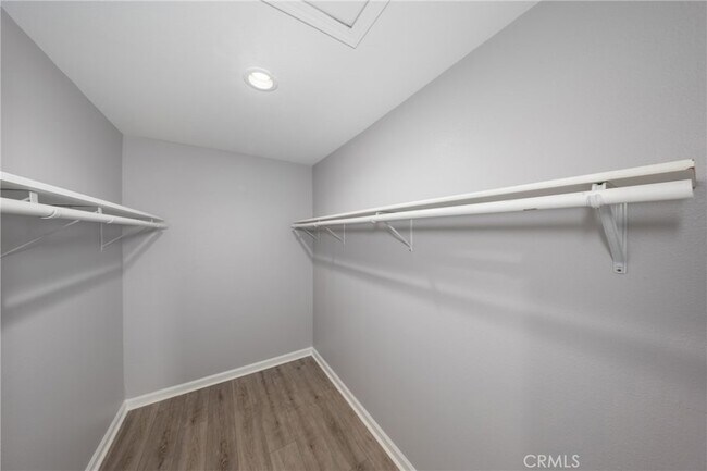 Building Photo - 642 N 6th Ave