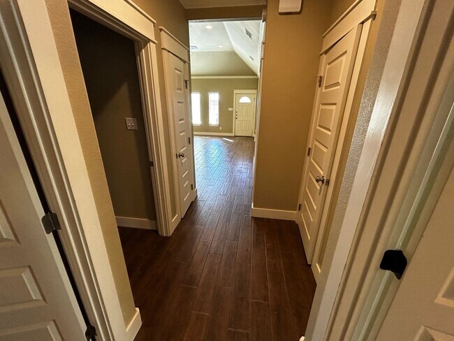 Building Photo - Beautiful three bedroom three-bathroom Napa home