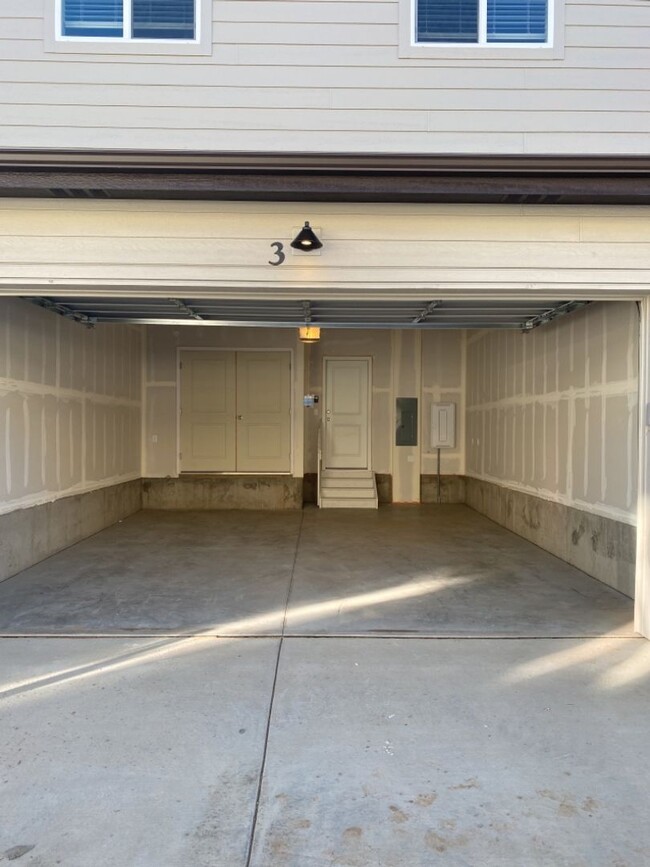 Building Photo - Beautiful 3 Bed/2.5 Bath Townhome with Att...
