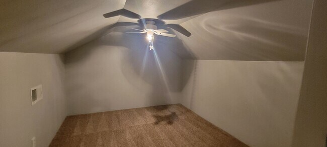 Building Photo - Vaulted Ceiling, Huge Yard, Close to Town