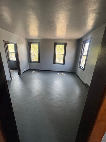 Primary Photo - 1065 E 66th St