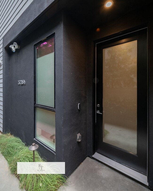 Building Photo - Elegant 3 Bedroom / 2.5 Bathroom Home in LA