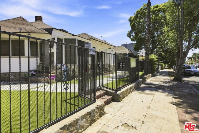 Building Photo - 2910 S Budlong Ave