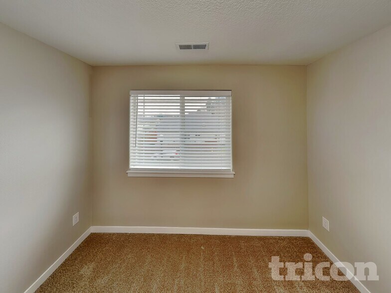 Building Photo - 6500 NE 86th Ave