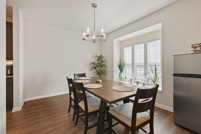 Building Photo - 1320 Kingsgate Dr