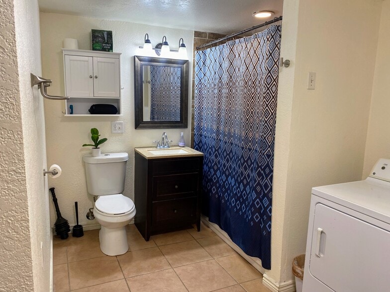 Bathroom - 1374 S Benton St