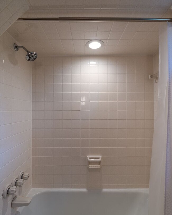 Building Photo - Single Family Home on almost an acre, 4 be...