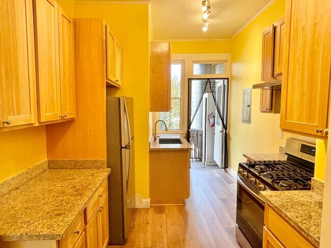 Building Photo - Charming Lower Nob Hill 1BR/1BA! Laundry! ...