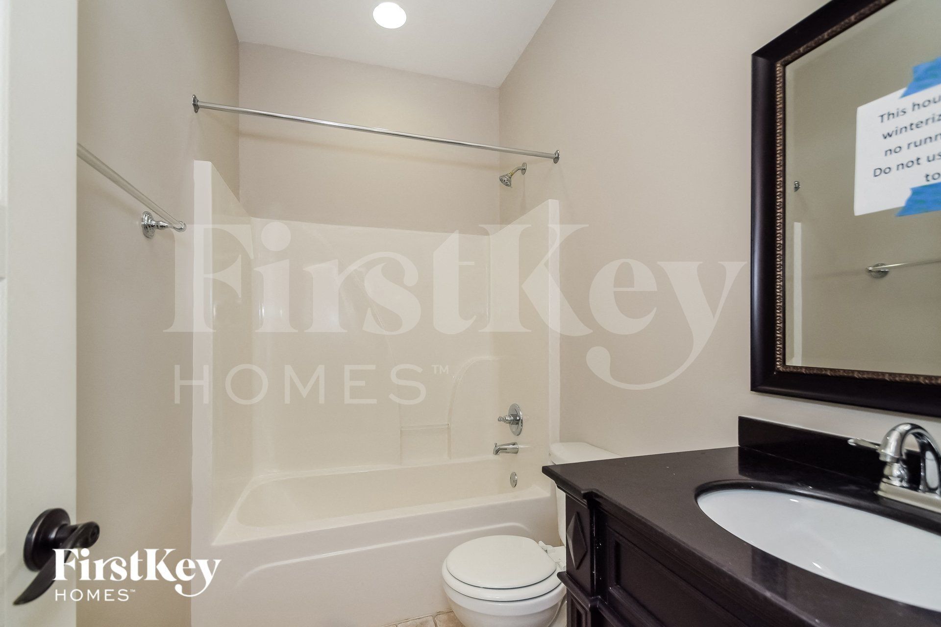 Building Photo - 810 Hawthorn Ln