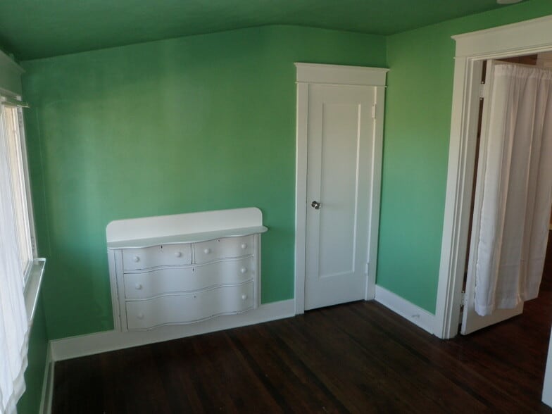 Building Photo - 5046 NE Mallory Ave