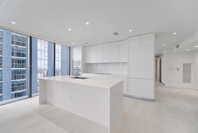 Building Photo - 700 NE 24th St