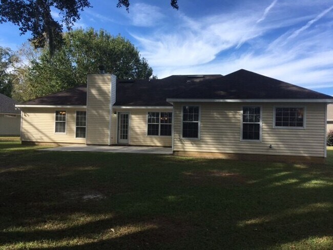 Building Photo - Charm & Convenience