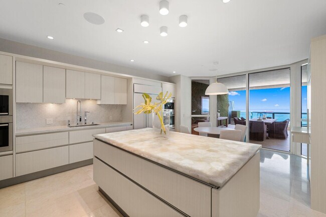 Building Photo - 101 S Fort Lauderdale Beach Blvd