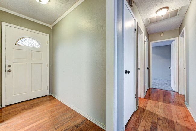 Building Photo - Updated Edmond Home with Newer Flooring