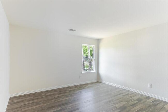 Building Photo - HALF OFF One Month Rent!*