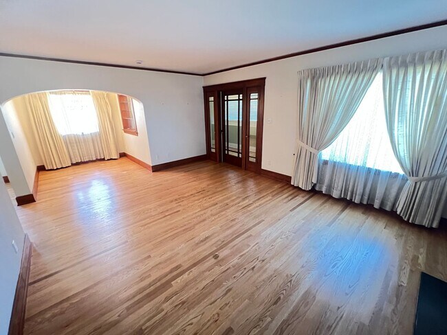 Building Photo - Fabulous 4 Bed 2 Bath One Story Craftsman ...