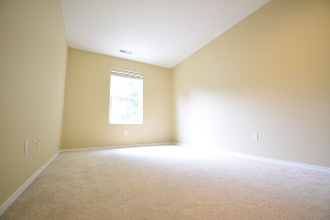 Building Photo - NEW LOWERED RENT!  Wow! Beautiful 4 Bedroo...