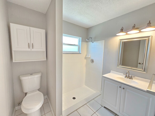 Building Photo - 608 Tangerine Dr