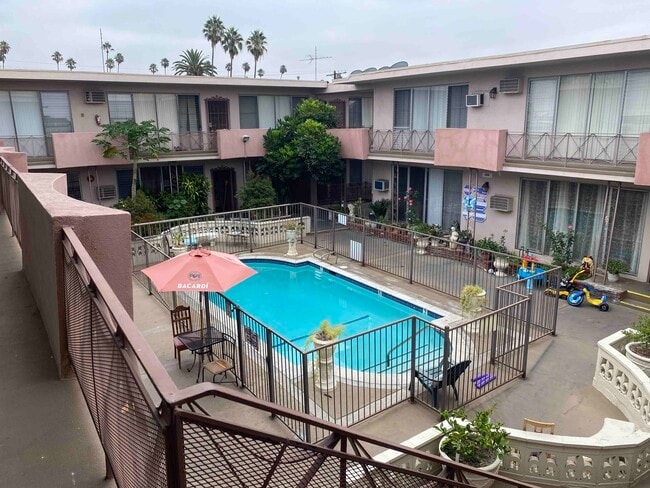 courtyard - 1640 N Hobart Blvd