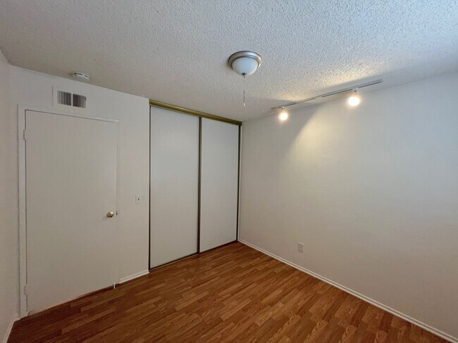 Building Photo - **Beautiful Lake Elsinore 3 Bdrm 2.5 Baths...