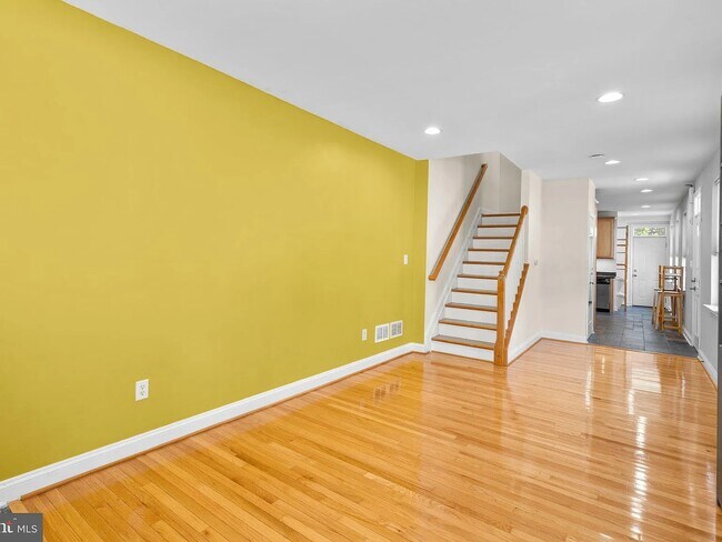 Building Photo - 18 S Madeira St