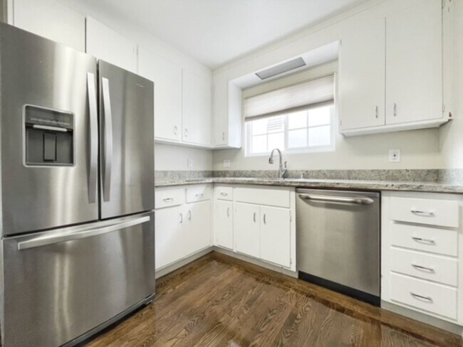 Building Photo - 3Bedrooms 2Baths In a Quiet Area W/Detached Garage/Hook Ups