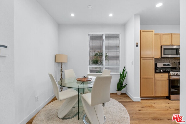 Building Photo - 6400 Crescent Prk E