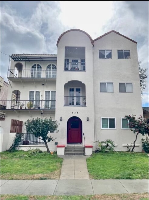 Building Photo - 628 E Elk Ave