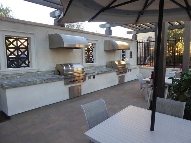 Building Photo - 5-Bedroom Home with Loft in Gated Victoria at Plum Canyon!