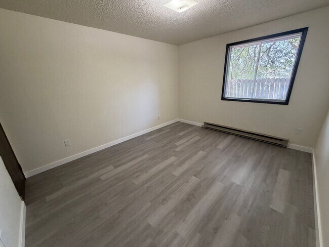 Building Photo - Ground-Level 1 Bedroom with In-Unit Laundry & A/C in Spokane!
