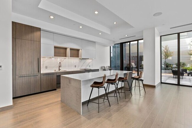 Building Photo - Luxury Executive Condo w/AC in the Heart o...