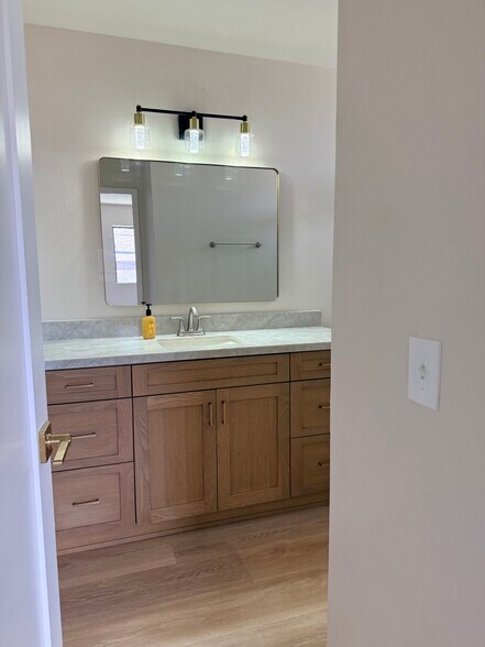 Main bathroom - 470 E 7th St