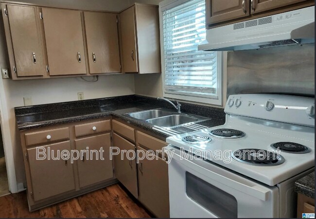 Building Photo - 513 10th Ave S