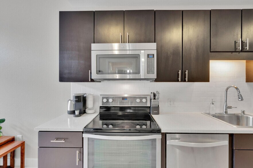 Building Photo - 185 Channel St