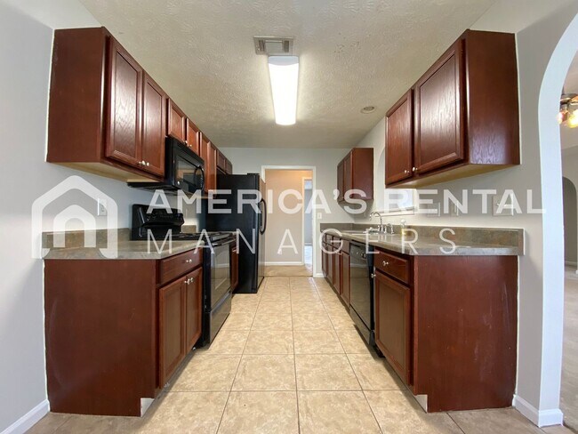 Building Photo - Home for Rent in Montgomery with Fenced in Backyard!!! New LVP Flooring! View with 48 Hours Notic...