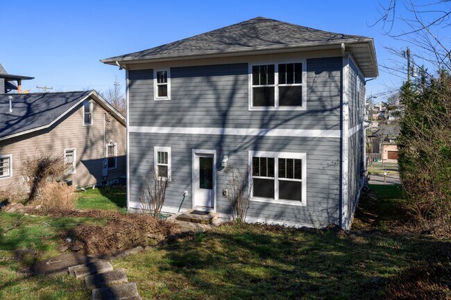 Building Photo - **NOW AVAILABLE FOR SHOWINGS**  Beautiful Home for Lease in Sylvan Heights!