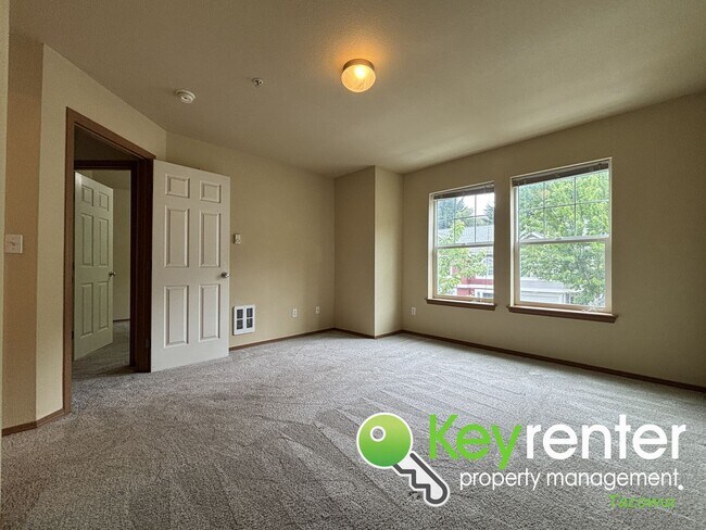 Building Photo - Modern Comfort Meets Great Location in Thi...