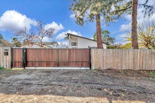 Building Photo - BRAND NEW 2 BED, 1 BATH WITH HUGE YARD AND...