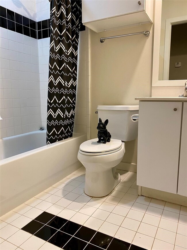 Building Photo - 823 Robin St