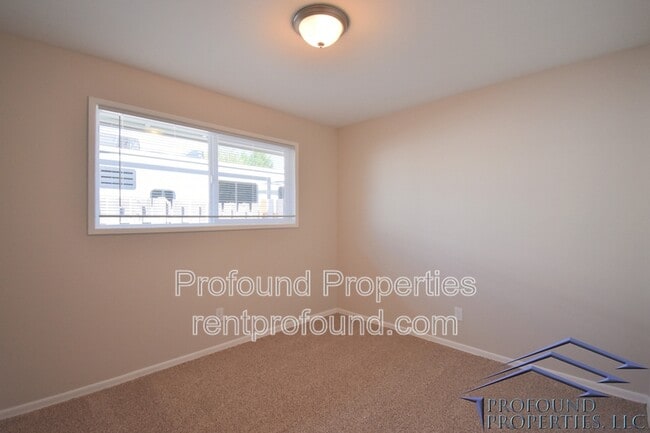 Building Photo - 742 SE 13th Ave